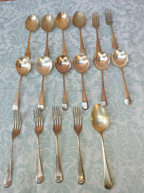 A COLLECTION OF 17 VINTAGE CUTLERY SOLD AS IS