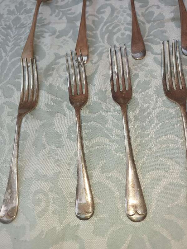 A COLLECTION OF 17 VINTAGE CUTLERY SOLD AS IS