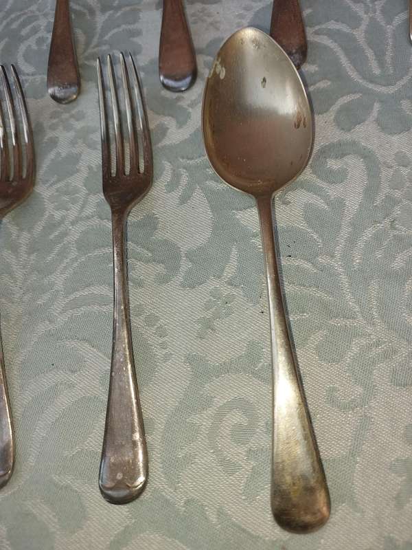 A COLLECTION OF 17 VINTAGE CUTLERY SOLD AS IS