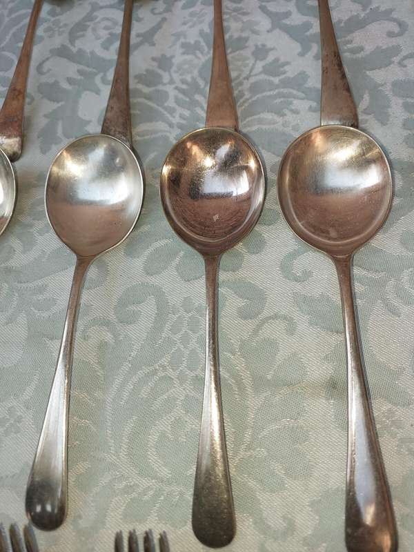 A COLLECTION OF 17 VINTAGE CUTLERY SOLD AS IS