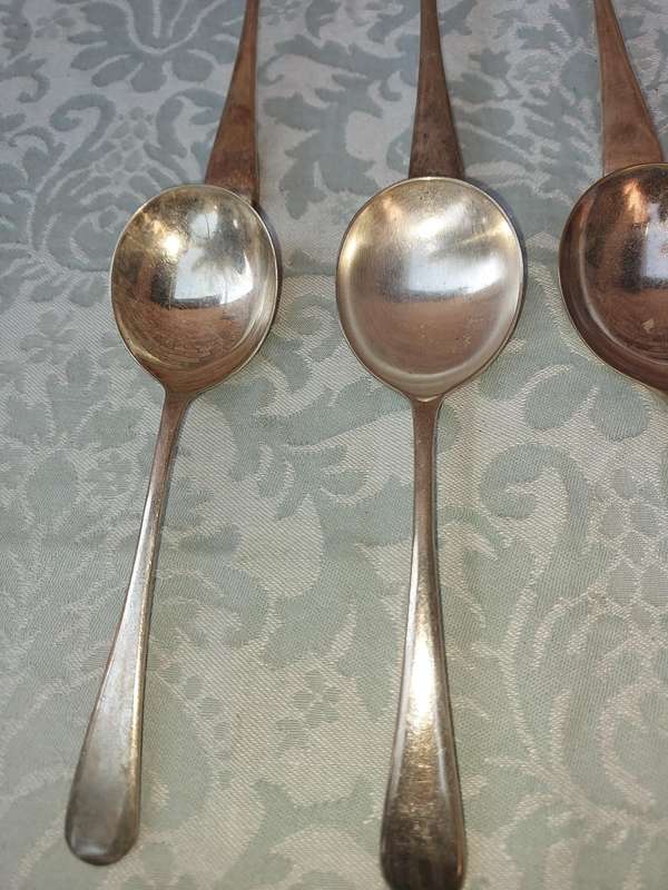 A COLLECTION OF 17 VINTAGE CUTLERY SOLD AS IS