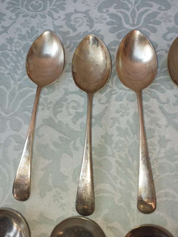 A COLLECTION OF 17 VINTAGE CUTLERY SOLD AS IS