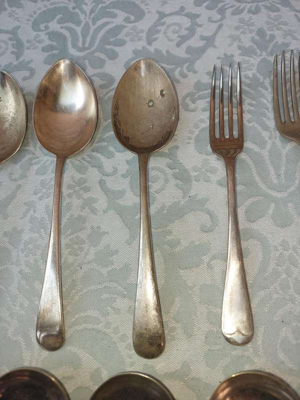 A COLLECTION OF 17 VINTAGE CUTLERY SOLD AS IS
