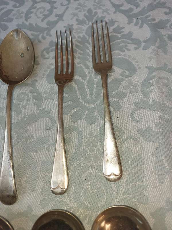 A COLLECTION OF 17 VINTAGE CUTLERY SOLD AS IS