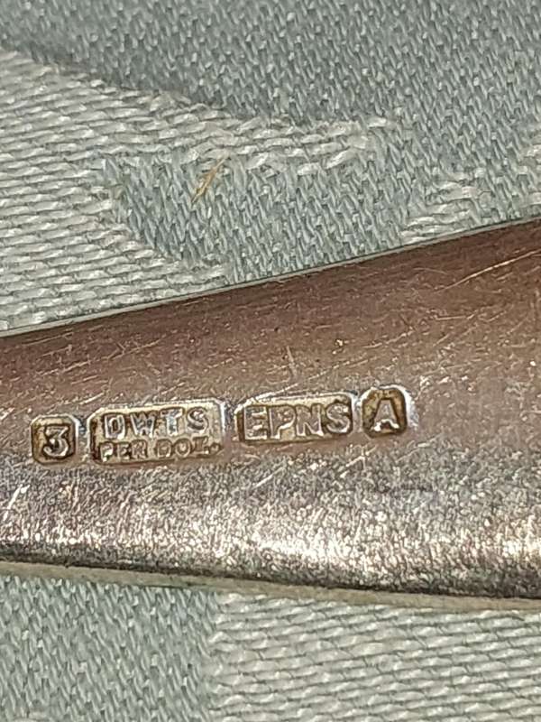 A COLLECTION OF 17 VINTAGE CUTLERY SOLD AS IS