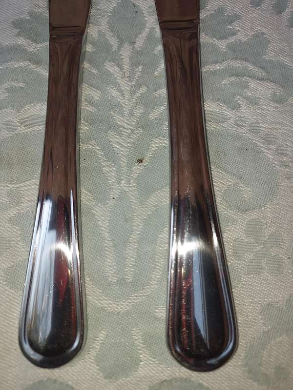 A SET OF 4 STAINLESS STEEL KNIVES SOLD AS IS