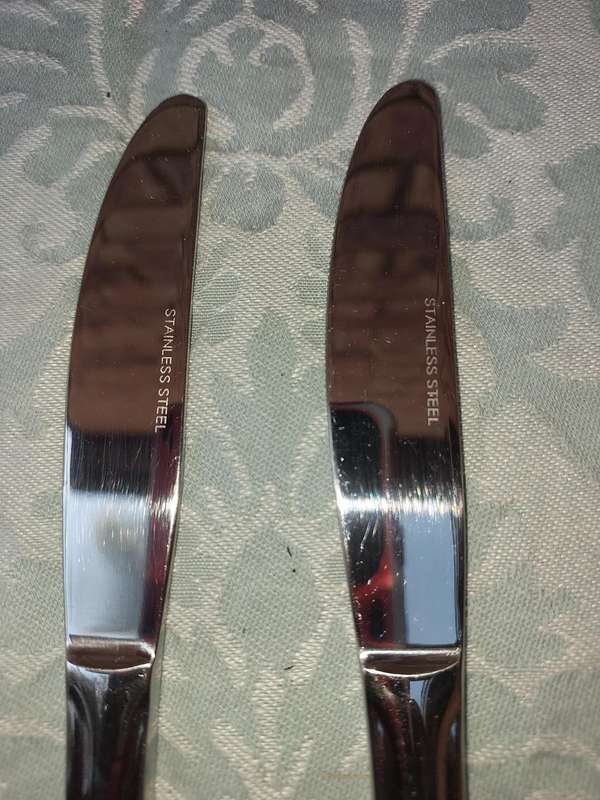 A SET OF 4 STAINLESS STEEL KNIVES SOLD AS IS