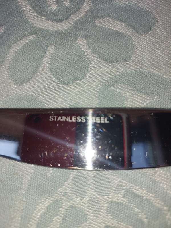 A SET OF 4 STAINLESS STEEL KNIVES SOLD AS IS