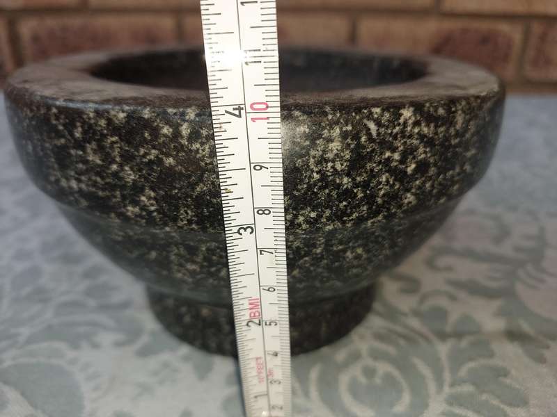 A GRANITE PASTEL AND MORTOR SOLD AS IS