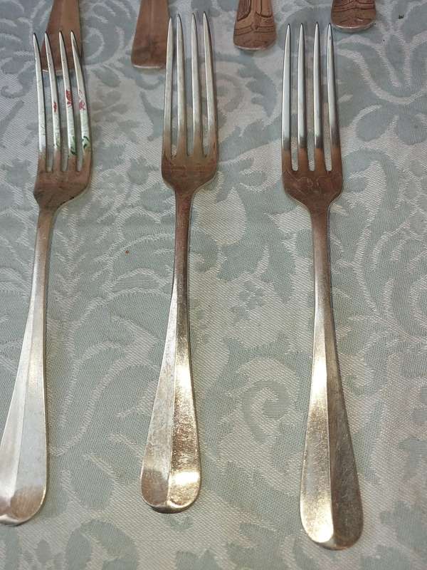 A COLLECTION OF 9 UNITY A1 EPNS STAINLESS STEEL CUTLERY SOLD AS IS