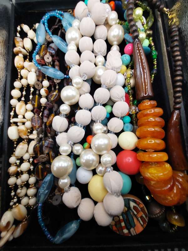 A COLLECTION OF HEAVY COSTUME NECKLACES SOLD AS IS