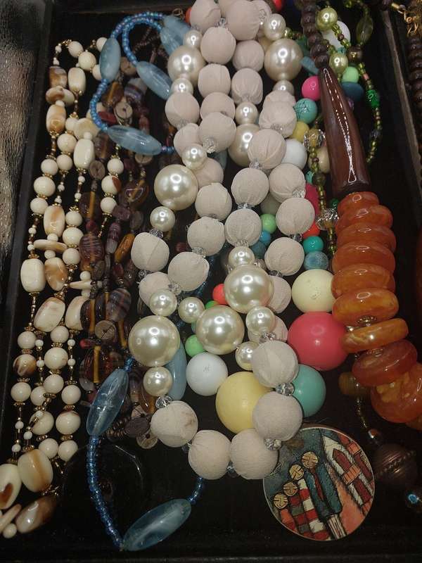 A COLLECTION OF HEAVY COSTUME NECKLACES SOLD AS IS