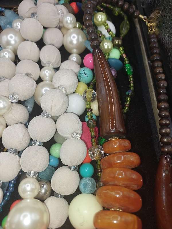 A COLLECTION OF HEAVY COSTUME NECKLACES SOLD AS IS