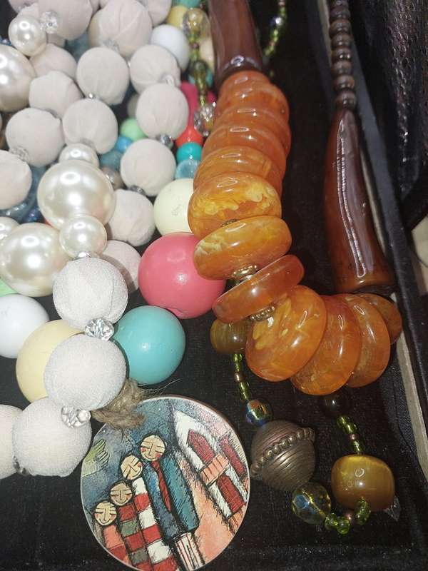 A COLLECTION OF HEAVY COSTUME NECKLACES SOLD AS IS