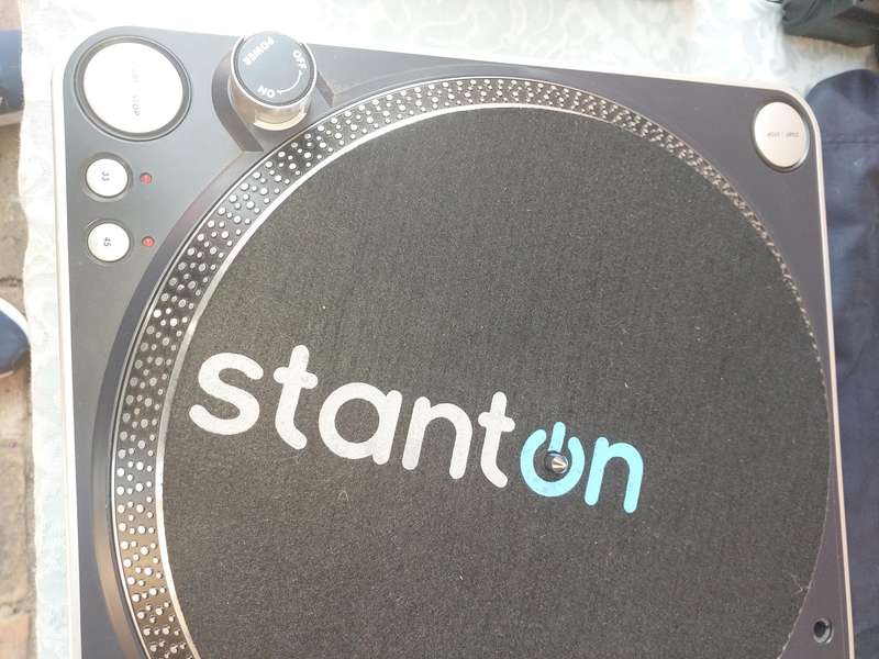 A DJ COLLECTION STANTON TURNTABLES AND A MIXER SWITCHES ON SOLD AS IS
