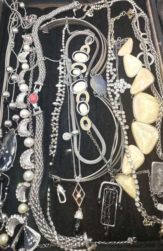 A QUALITY COLLECTION OF SILVER PLATED AND STAINLESS STEEL NECKLACES SOME WITH CRYSTALS SOLD AS IS