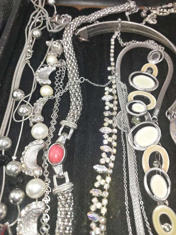 A QUALITY COLLECTION OF SILVER PLATED AND STAINLESS STEEL NECKLACES SOME WITH CRYSTALS SOLD AS IS