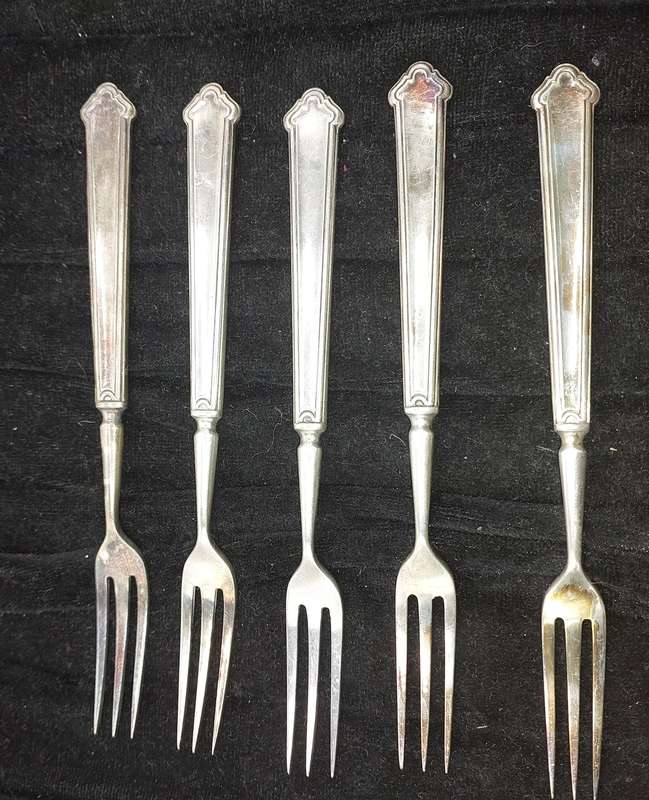 A VINTAGE SET OF ELKINTON PLATE CAKE FORKS SOLD AS IS