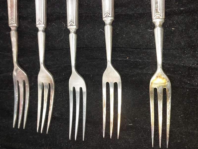 A VINTAGE SET OF ELKINTON PLATE CAKE FORKS SOLD AS IS