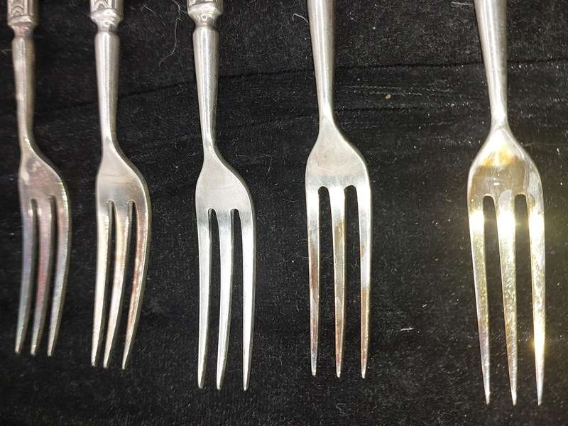 A VINTAGE SET OF ELKINTON PLATE CAKE FORKS SOLD AS IS