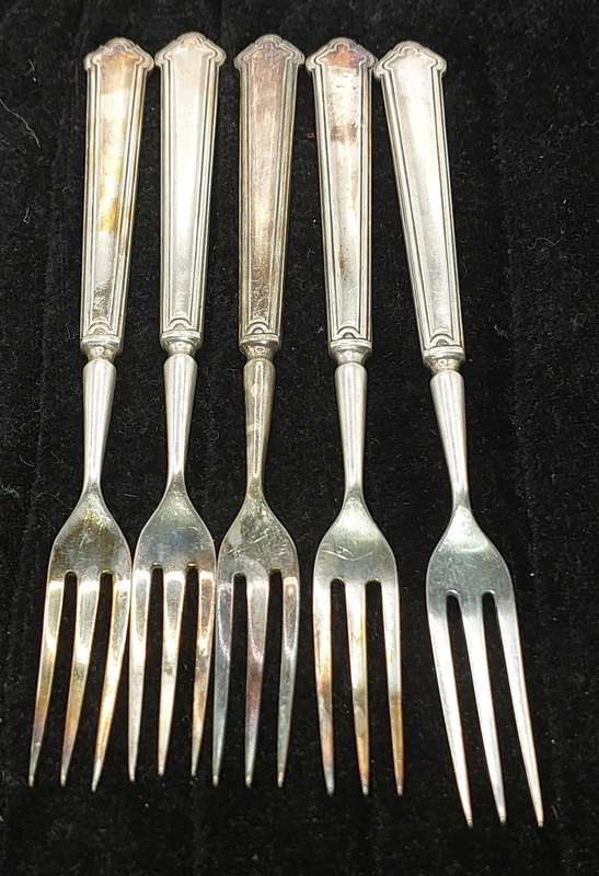 A VINTAGE SET OF ELKINTON PLATE CAKE FORKS SOLD AS IS