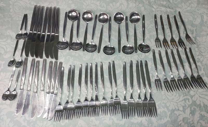 A UNITY STAINLESS STEEL 82 PIECE CUTLERY SET IN GREAT CONDITION SOLD AS IS