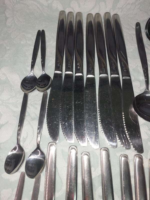 A UNITY STAINLESS STEEL 82 PIECE CUTLERY SET IN GREAT CONDITION SOLD AS IS