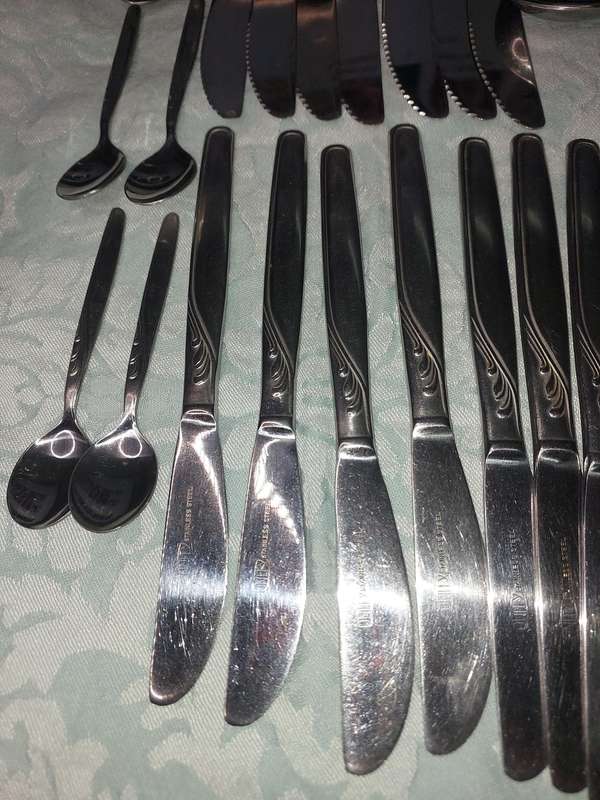 A UNITY STAINLESS STEEL 82 PIECE CUTLERY SET IN GREAT CONDITION SOLD AS IS