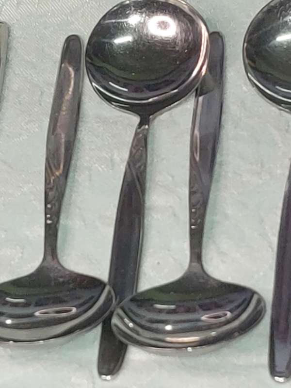 A UNITY STAINLESS STEEL 82 PIECE CUTLERY SET IN GREAT CONDITION SOLD AS IS