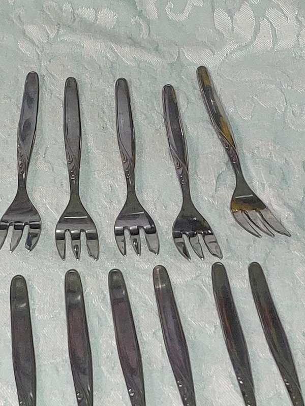 A UNITY STAINLESS STEEL 82 PIECE CUTLERY SET IN GREAT CONDITION SOLD AS IS