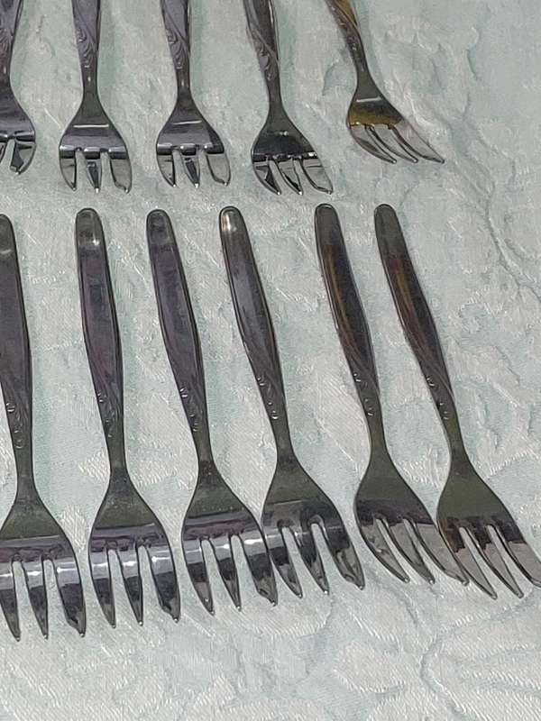 A UNITY STAINLESS STEEL 82 PIECE CUTLERY SET IN GREAT CONDITION SOLD AS IS