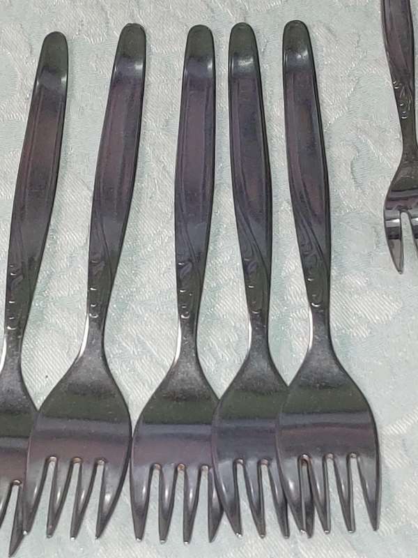 A UNITY STAINLESS STEEL 82 PIECE CUTLERY SET IN GREAT CONDITION SOLD AS IS