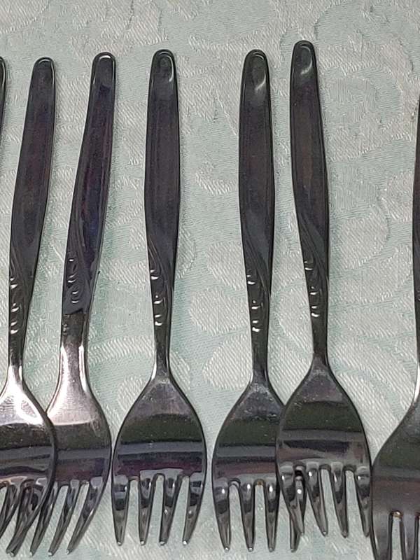 A UNITY STAINLESS STEEL 82 PIECE CUTLERY SET IN GREAT CONDITION SOLD AS IS