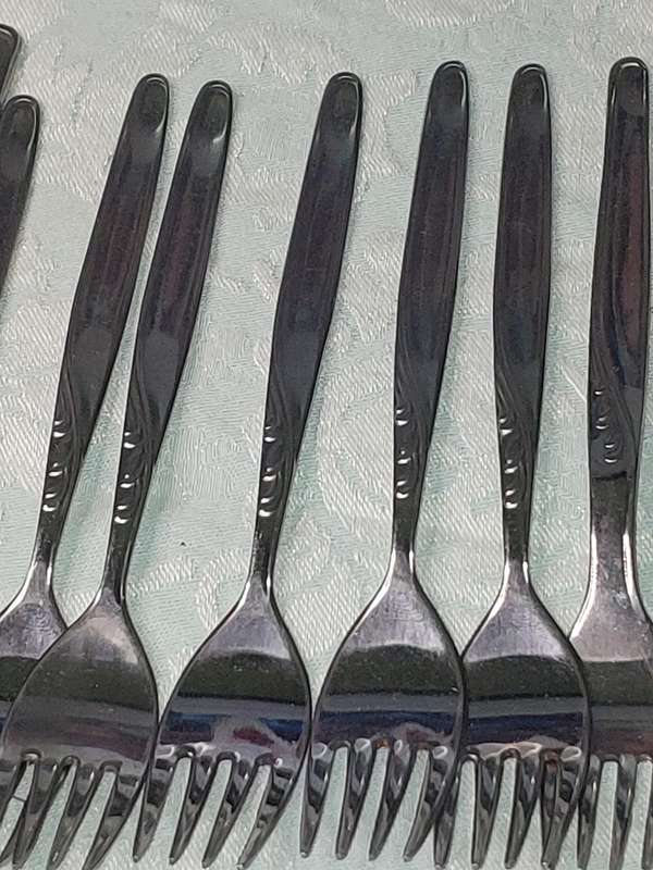 A UNITY STAINLESS STEEL 82 PIECE CUTLERY SET IN GREAT CONDITION SOLD AS IS