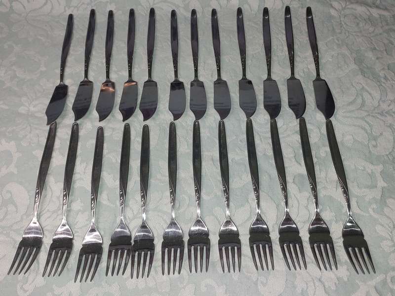 A UNITY STAINLESS STEEL 82 PIECE CUTLERY SET IN GREAT CONDITION SOLD AS IS