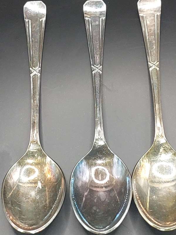 A VINTAGE SET OF 5 EPNS TEASPOONS SOLD AS IS