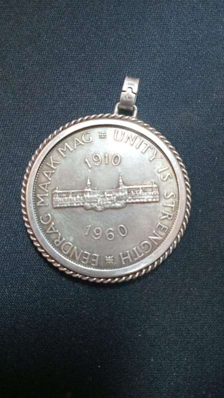 5 SHILLING COIN/PENDENT FROM 1960