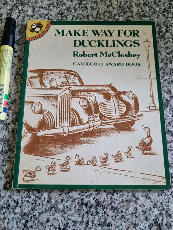MAKE WAY FOR DUCKLINGS ROBERT McCLOSKEY (Caldecott Award Book )