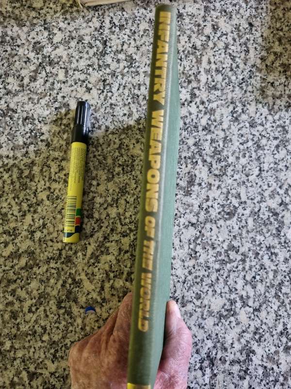INFANTRY WEAPONS OF THE WORLD CHRISTOPHER C FOSS & T J GANDER No D/j Army guns rifles 2nd Ed.