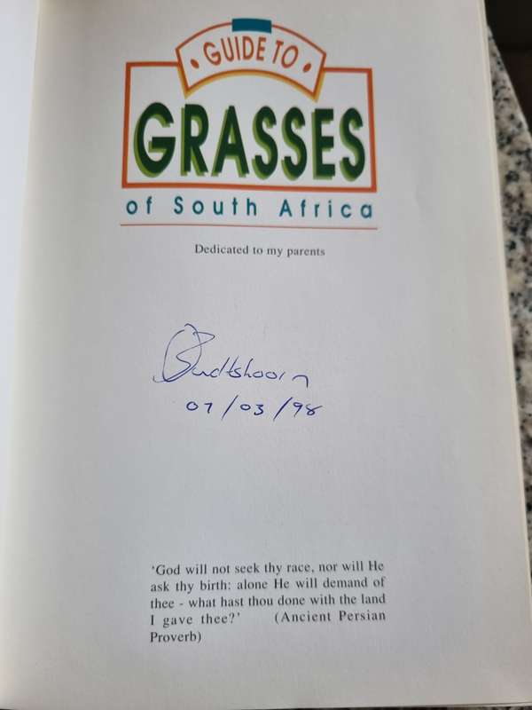 A GUIDE TO GRASSES of SOUTH AFRICA FRITS van OUDTSHOON  Signed  ( includes veld management & erosion