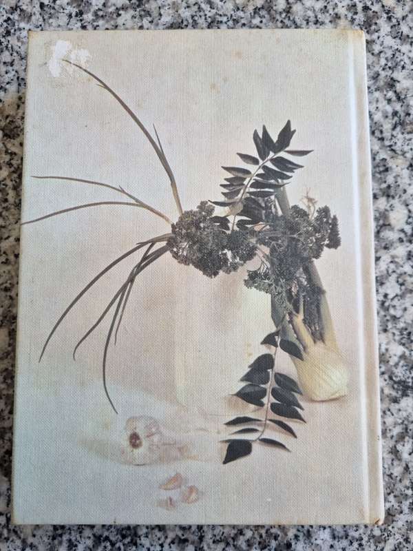 THE HOUSEWIVES LEAGUE COOKERY BOOK Favourite Recipes submitted by Members of South Africa 1975 /76