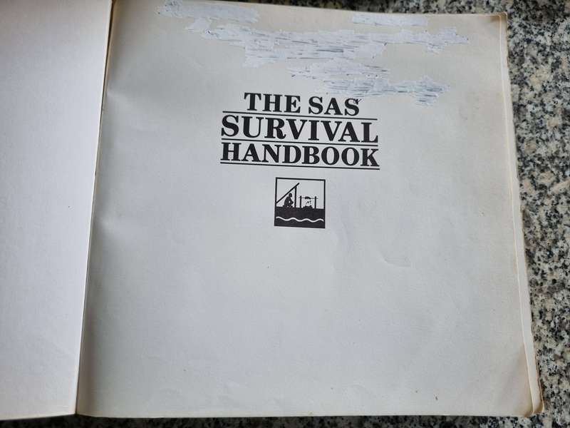 THE SAS SURVIVAL HANDBOOK JOHN WISEMAN ( please note slight damage to the covers )