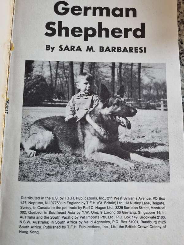 How to Raise and Train a German Shepherd Sara M Barbaresi  ( Alsatian dogs ) booklet