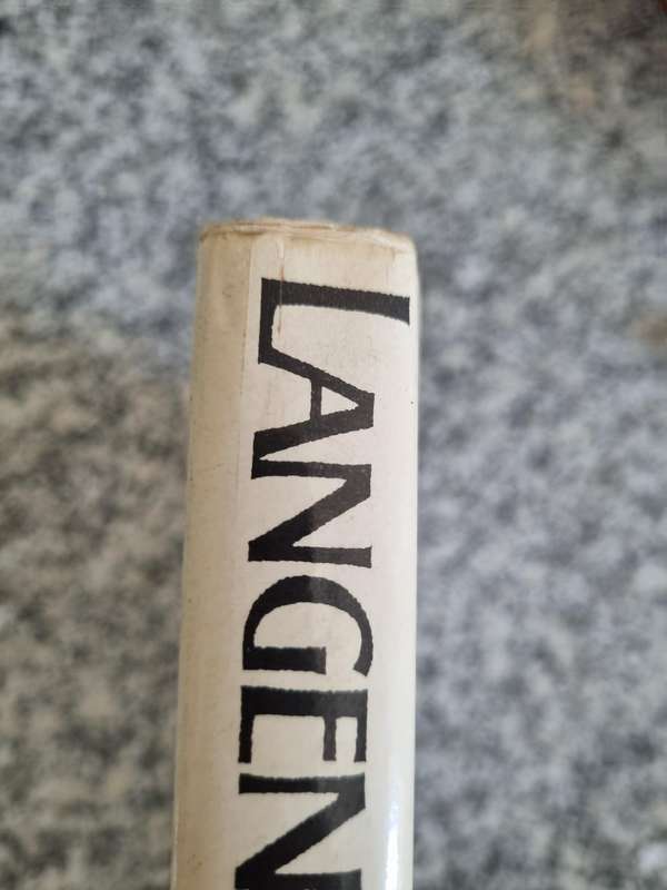 LANGENHOVEN IN VOLKLEUR GEREDIGEER Deur LEON ROUSSOUW Geillustreer Deur Angus McBride