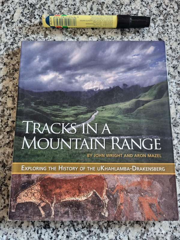 TRACKS IN A MOUNTAIN RANGE Exploring the History of the UKhahlamba - Drakensberg JOHN WRIGHT and