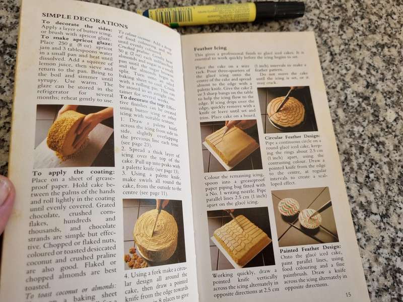 The Pick & Pay Book of CAKE ICING & DECORATING CAROLE HANDSLIP  (  baking including novelty cakes  )
