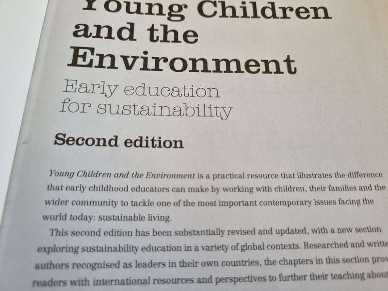 YOUNG CHILDREN and the ENVIROMENT Early education for Sustainability Ed. JULIE M DAVIS 2nd Ed.