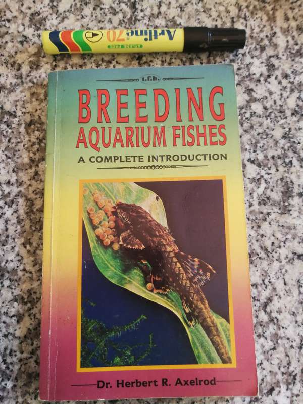 BREEDING AQUARIUM FISHES A Complete introduction Dr HERBERT R AXELROD  (  tropical fish )