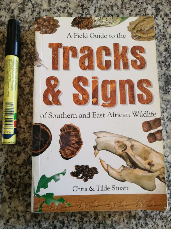A FIELD GUIDE TO THE TRACKS & SIGNS of SOUTHERN & EAST AFRICAN WILDLIFE C & T STUART tracking spoor