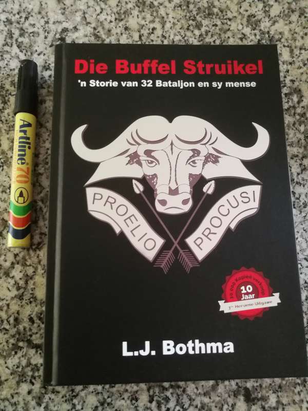 DIE BUFFEL STRUIKEL 'n Storie van 32 Bataljon en sy Mense GETEKEN  L J BOTHMA 3de Hersiende Uitgawe
